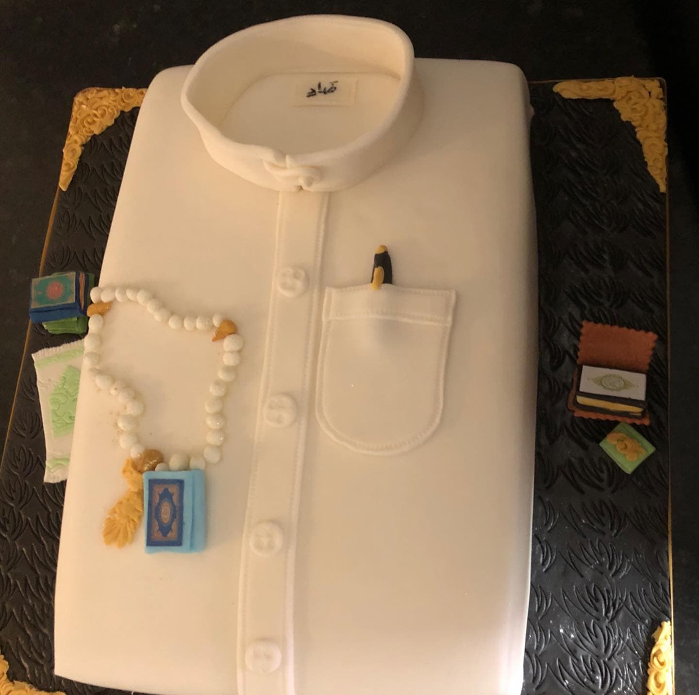 Shirt cake necklace