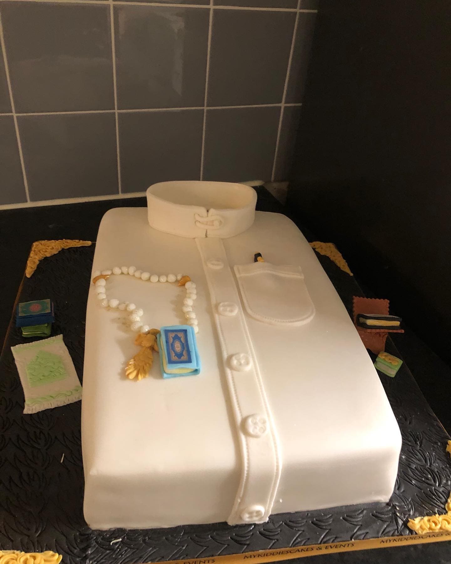 Shirt cake white
