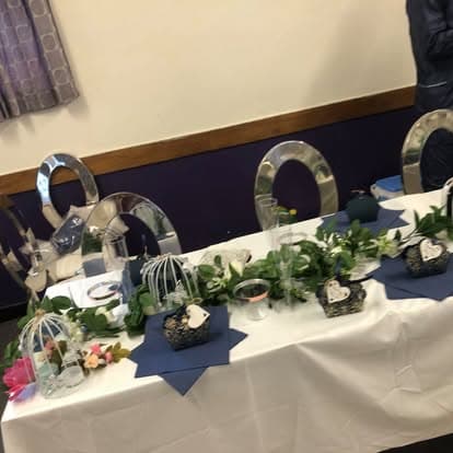 Horseshoe table flowers