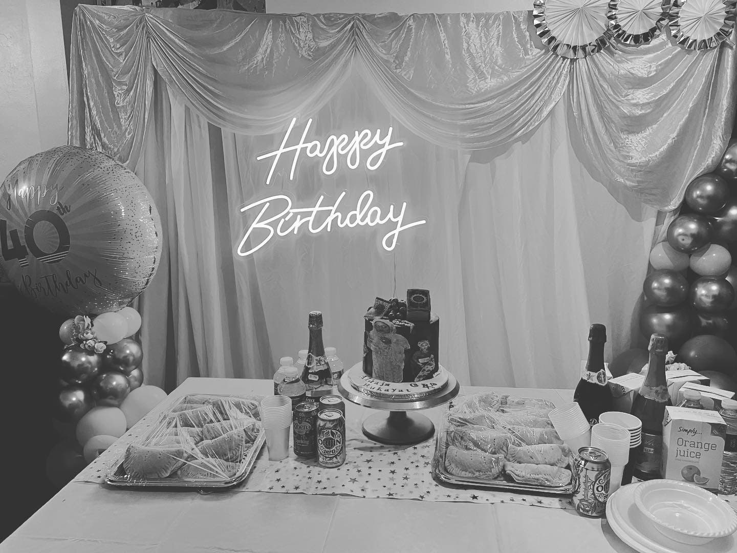 Table happy birthday mono